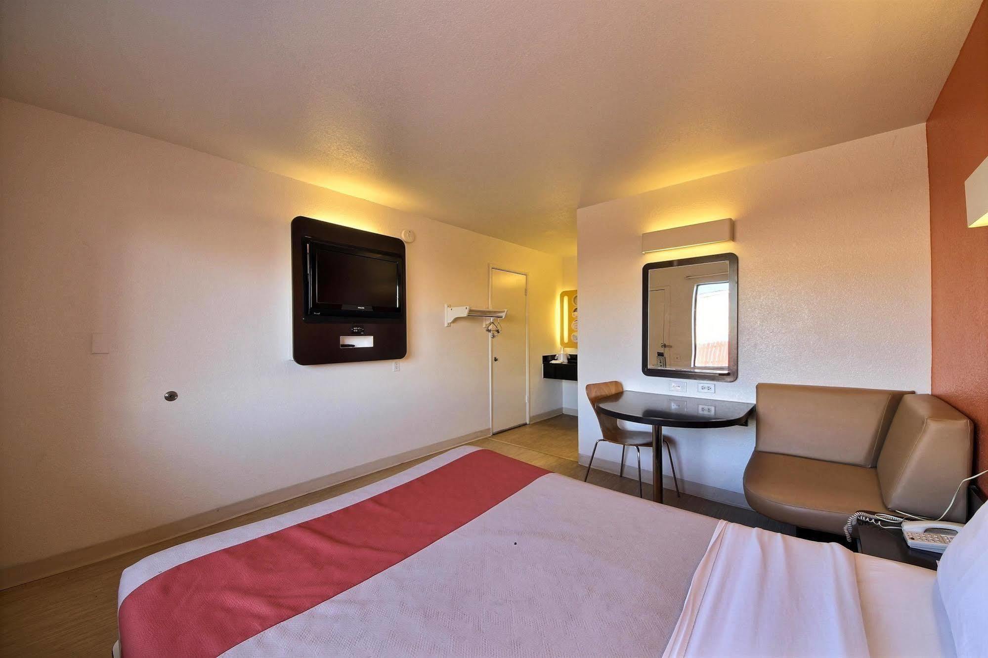 6-laredo, Tx - South Hotel